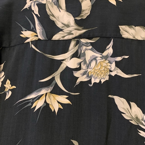 Tommy Bahama LG Men's Floral Navy Shirt 100% Silk Button Up Loose, Relaxed Fit - Picture 4 of 11